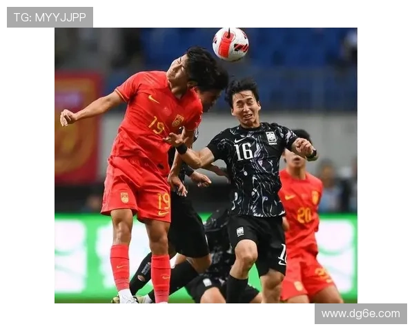 中国足球队迎战韩国队，为世界杯预选赛打响关键战役，实力较量引发全场关注